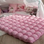 Couverture rose douce et aérienne utilisant la technique du bonbon