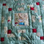 Douce couverture pour le bébé dans la technique du patchwork