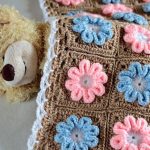 Couverture douce pour le bébé avec de jolies fleurs