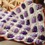 Les fleurs violettes en vrac sont magnifiques sur le tapis.