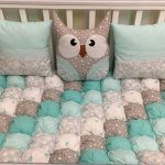 Couvertures en bonbon et oreillers faits à la main avec des hiboux pour le berceau