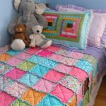 Couverture de carrés colorés avec des volants en technique de patchwork