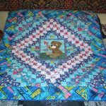 Couverture avec un ours en peluche dans les tons bleus