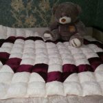 Couverture avec un coeur dans la technique du patchwork