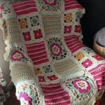 Couverture originale sur une chaise avec des fleurs délicates