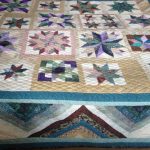 Couverture originale avec des motifs géométriques