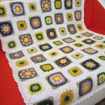 Prairie de fleurs à carreaux sur un fond blanc pour le canapé