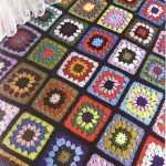 Plaid de carrés de grand-mère tricotés sur fond noir