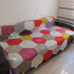 Plaid sur le canapé avec des diamants colorés avec leurs propres mains