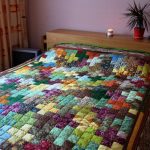 Couverture de petits carrés, assemblés en forme de croix
