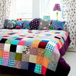 Couvre-lit patchwork est superbe dans la chambre