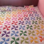 Moulinettes multicolores sur la courtepointe