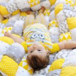 Gris, blanc et jaune se marient parfaitement pour créer une couverture pour bébé.