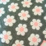 Plaid gris à motifs floraux