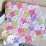 Couette pour la fille à l'intérieur de la chambre