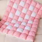 Couverture chaude pour la fille nouveau-née dans les matériaux combinés