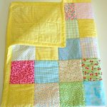 Couverture de couverture jaune vif avec inserts en patchwork multicolores