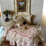 Kit ajouré sur le lit de poupée