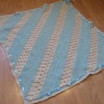 Rayures blanches et bleues en diagonale pour plaid