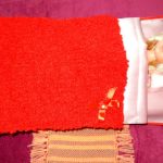 Literie de poupée blanche et rouge