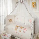 Lit blanc avec des oursons pour bébé