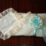 Enveloppe blanche avec noeud de ruban