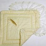 Couverture beige avec un beau coin pour un nouveau-né