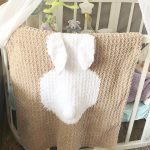 Couverture en peluche beige avec un lapin