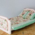 Motifs de fleurs pour le lit de poupée