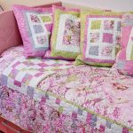 Couettes de bébé avec des fées de fleurs