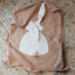 Café à carreaux pour enfants couleur avec un lapin