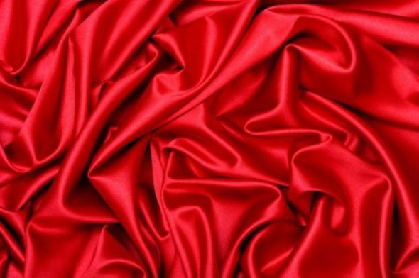 Nous caressons satin et soie