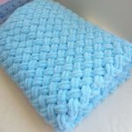 Couverture bleue en peluche douce