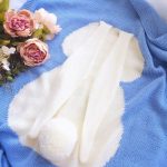 Couverture bleue avec un long lièvre