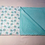 Hérissons bleus sur une couverture de bébé