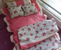 Ensemble de lit avec un drap, une couverture et des oreillers