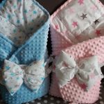Couverture enveloppe rose et bleu pour la sortie