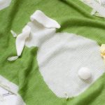 Beau plaid avec un lièvre sur fond vert