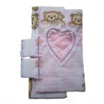 Lit de marionnettes serti de coeurs
