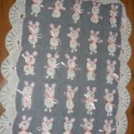 Petit plaid dans la poussette et de nombreux lapins mignons