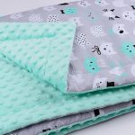 Minous mignons sur la partie en coton d'un plaid en peluche