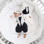 Kit monochrome - couverture et oreiller avec des lapins
