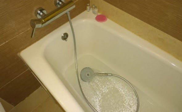 On tape dans l'eau de la salle de bain