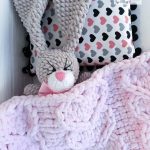 Tapis rose délicat et lièvre en peluche