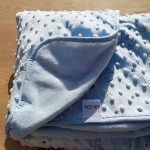 Douce couverture bleue avec petits animaux