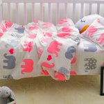 Lit doux avec des éléphants pour un enfant d'âge préscolaire