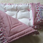 Ensemble délicat dans le lit de poupée faites-le vous-même