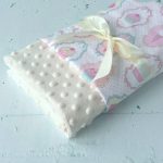 Peluche douce et coton avec un motif inhabituel - un miracle pour le bébé