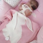 Plaid rose doux pour une petite fille