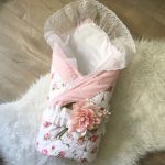 Couverture avec des roses et un bel arc sur la déclaration